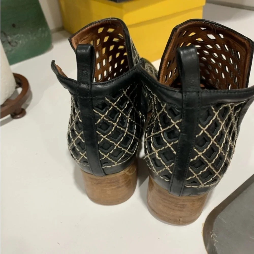 Black ankle booties Jeffrey Campbell booties